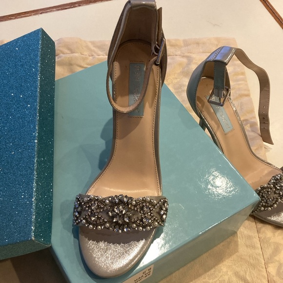 ❤️- NIB! New Listing! BETSY JOHNSON Juno Strappy Sanadal Silver 8.5 - Picture 11 of 16